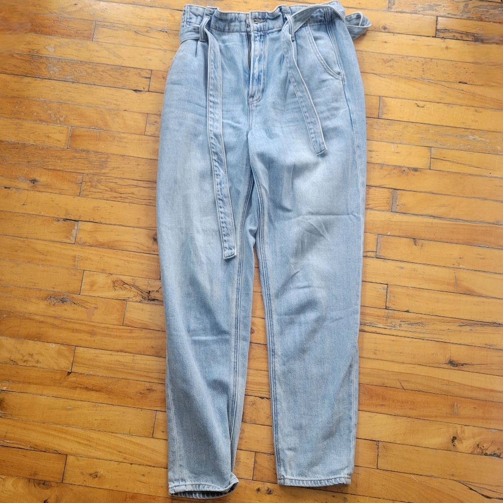 Baggy jeans with belt